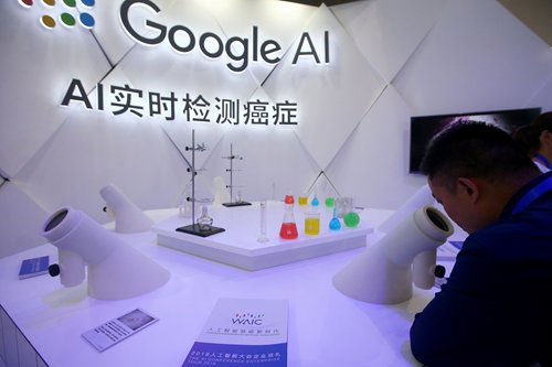 A man tries an AI cancer detection system by Google. (Photo: Yang Hui/GT)