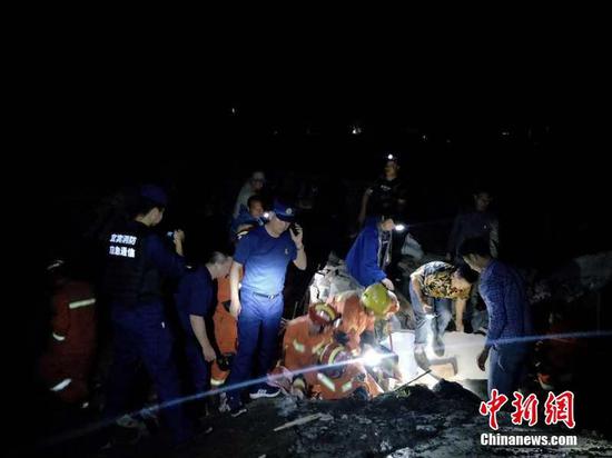Rescue workers, along with local residents, try to save people buried under the rubble, after an earthquake hit Changning county of Yibin city, Southwest China's Sichuan province, June 18, 2019. (Photo provided to China News Service)