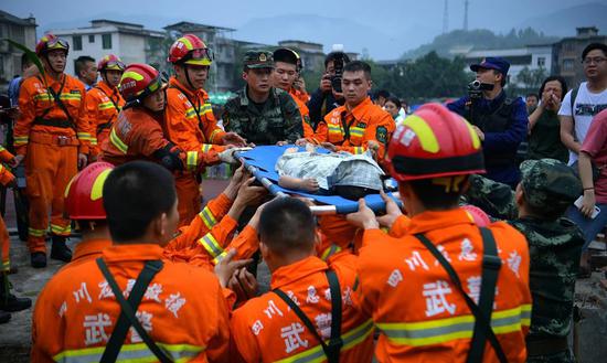 Rescuers carry a child to an ambulance on Tuesday in Changning, Yibin, Sichuan province. A 6.0 magnitude quake struck Changning at 10:55 pm on Monday. (LIU ZHONGJUN / CHINA NEWS SERVICE)