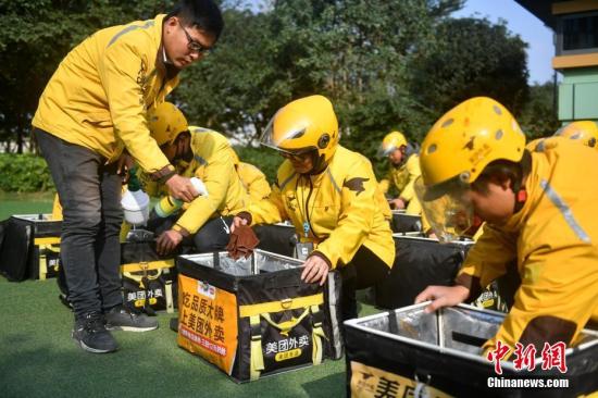 Food  delivery men are ready to work. (File photo/China News Service)