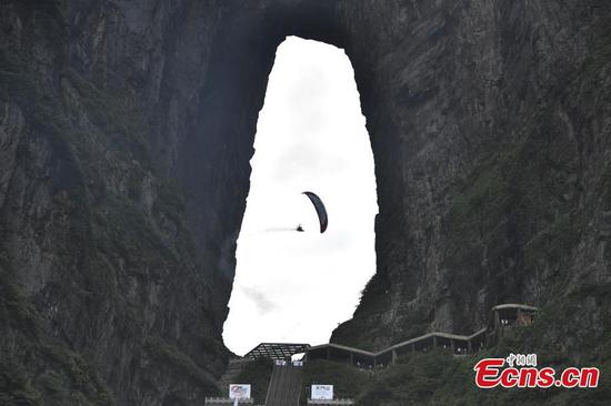 Motorized paragliders to compete at Tianmen Mountain