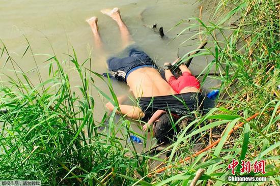 The bodies of Salvadorian migrant Oscar Alberto Martinez Ramirez and his daughter Valeria are seen after they drowned in river while trying to reach the United States in Matamoros, Tamaulipas state, Mexico, June 24, 2019.  (Photo/Agencies)