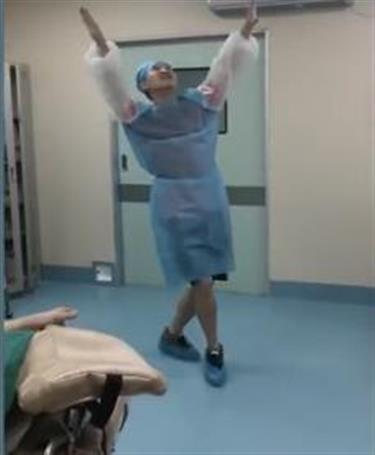 Photo shows a father-to-be dancing in a delivery room. (Screenshot photo)