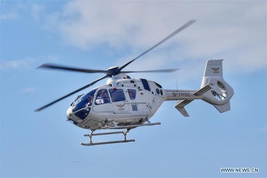 A helicopter flies to Hong Kong from Shenzhen, south China's Guangdong Province, June 28, 2019. The first cross-border helicopter flight was conducted on Friday between Shenzhen and Hong Kong Special Administrative Region. An Airbus H135 light twin-engine helicopter took off from Shenzhen Baoan International Airport and landed at Hong Kong Xinde Heliport on Friday morning with an around 15-minute cross-border flight. (Xinhua)