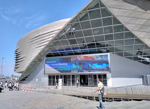 Forum participants walk into the conference venue of the Summer Davos 2019 in Dalian, Northeast China's Liaoning Province on Sunday. (Photo: Li Qiaoyi/GT)