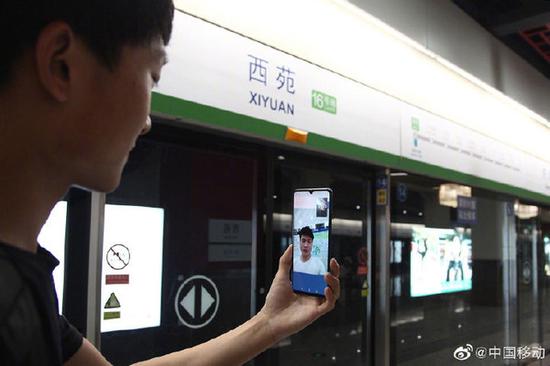 A man shows his phone with 5G signal in the Beijing Subway Line 16. (Photo/Weibo)