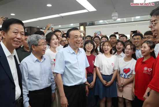 Chinese Premier Li Keqiang, also a member of the Standing Committee of the Political Bureau of the Communist Party of China Central Committee, learns about the employment of university graduates at Dalian University of Technology in Dalian, northeast China's Liaoning Province, July 1, 2019. Li on Monday went on an inspection tour to Dalian. (Xinhua/Liu Weibing)