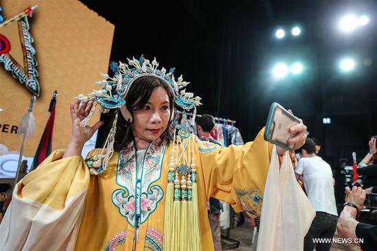 Guests of Summer Davos invited to experience art of Peking Opera
