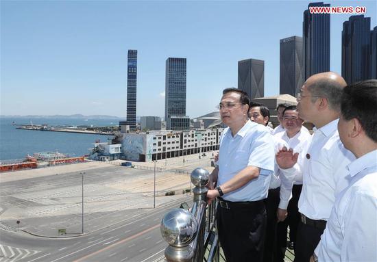 Chinese Premier Li Keqiang, also a member of the Standing Committee of the Political Bureau of the Communist Party of China Central Committee, hears a briefing on development driven by the opening-up of Liaoning's coastal areas while inspecting the Liaoning Port Group in Dalian, northeast China's Liaoning Province, July 1, 2019. Li on Monday went on an inspection tour to Dalian. (Xinhua/Liu Weibing)