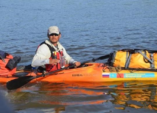 Hou Zhili drifts on the Irtysh River that originates in Northwest China's Xinjiang Uygur autonomous region and run into the Arctic Ocean. (Photo/Xinhua)