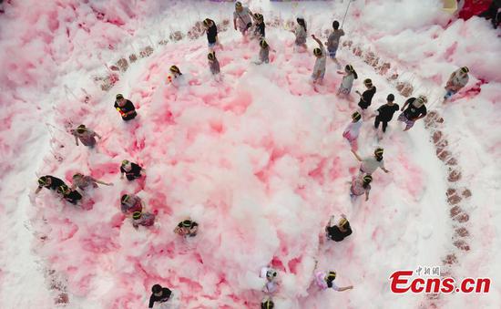 Spicy bubble run held in central China's Hunan Province