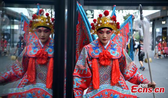 Fans immerse themselves in Sichuan Opera in Chengdu