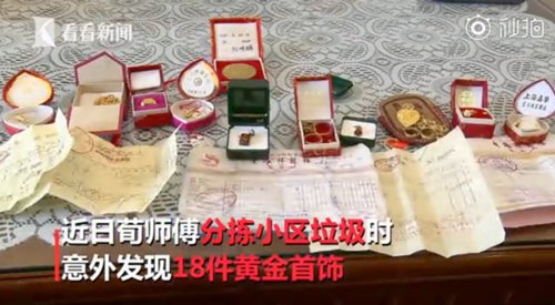 A man surnamed Liu in Shanghai recently successfully retrieves 18 pieces of gold ornaments from his trash during the city's garbage-sorting campaign. (Screenshot photo)