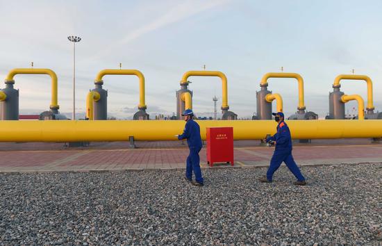 Technicians inspect gas facilities in Horgos, Northwest China's Xinjiang Uygur autonomous region. (Photo/Xinhua)