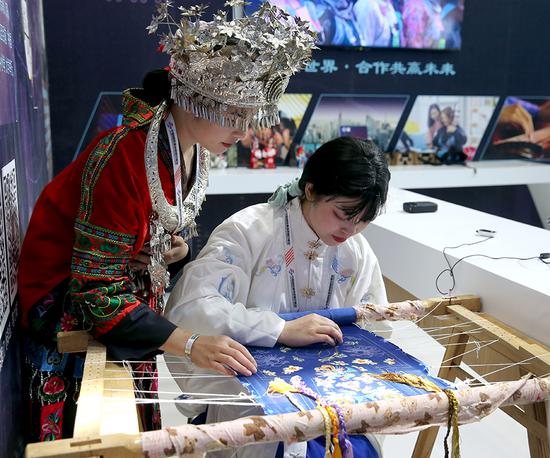 Embroidery art of ethnic Miao people is demonstrated at the 2019 China International Fair for Trade in Services, which opened in Beijing on Tuesday. (Photo/China Daily)