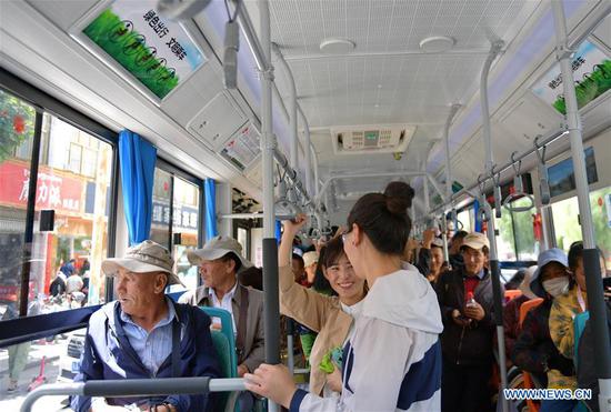 A new-energy bus runs on the road in Lhasa, capital of southwest China's Tibet Autonomous Region, July 6, 2019. 80 new-energy buses were put into operation Saturday in Lhasa so as to reduce gas emissions and improve air quality. (Xinhua/Zhang Rufeng)