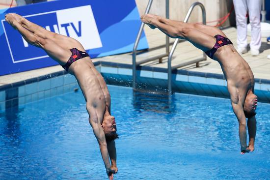 Hu Zijie (R) /Li Pingan compete during the final of Men's Synchronised 3m Springboard diving at the 30th Summer Universiade in Naples, Italy, July 6, 2019. (Photo/Xinhua)
