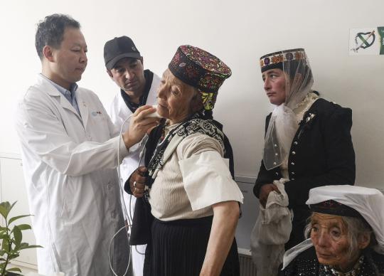 Volunteer doctors give free consultations and examinations to members of the Tajik ethnic group in Kashgar, Xinjiang Uygur autonomous region, last month. (Provided to China Daily)