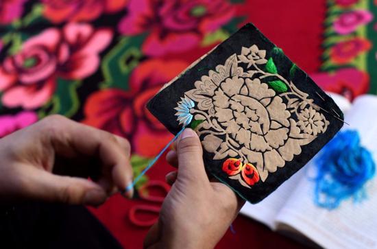 Traditional embroidery enriches Xinjiang city