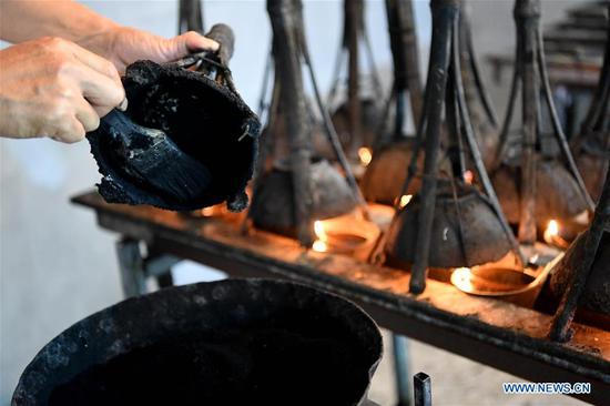 Inheritor of traditional handmade oil soot ink making in Anhui