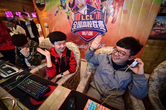 Students play E-sports game in a competition. (Photo/China Daily)