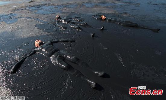Get dirty! 'Magic' mud of Crimea's Chokrak lake