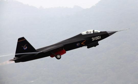A Chinese FC-31 stealth fighter jet takes off during a demonstration flight ahead of the 10th China International Aviation and Aerospace Exhibition, also known as Airshow China 2014, in Zhuhai, Guangdong province, on Nov 10, 2014. (Photo by SONG FAN/FOR CHINA DAILY)