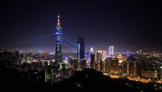 A light show illuminates the Taipei 101 skyscraper in Taipei, southeast China's Taiwan, Jan. 2, 2017. (Xinhua)