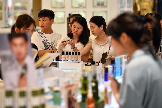 Customers look at products in a duty-free shop in Haikou, South China's Hainan Province. (Photo/Xinhua)