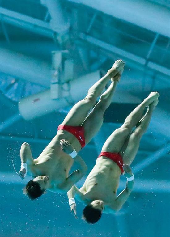 Cao Yuan (R) and Chen Aisen of China compete during the men's 10m synchro platform final of diving event at FINA World Championships in Gwangju, South Korea, July 15, 2019. /Xinhua Photo