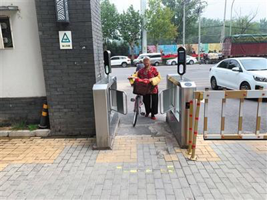 Facial recognition technology has been applied at the gate of a public housing complex in Beijing.  (Photo/Beijing News)