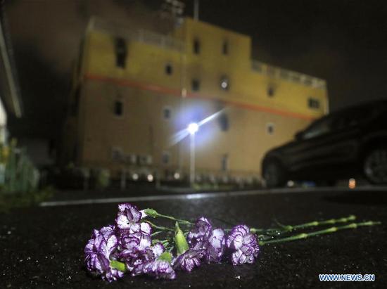 A bunch of flowers is seen as a condolence for victims at the anime studio blaze in Kyoto, Japan, July 18, 2019. The death toll of an anime studio blaze in Kyoto, Japan, on Thursday has risen to 33, with 36 others injured, some suffering from severe burns or bleeding, local police and rescuers said. (Kyodo News via Xinhua)