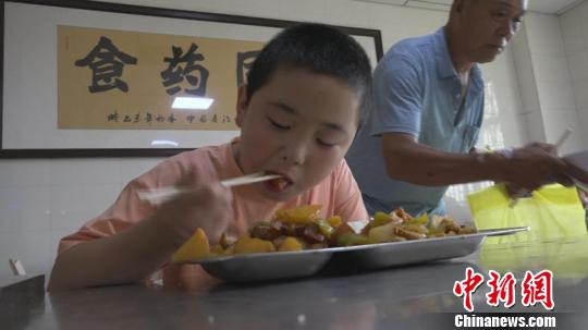 Lu Zikuan, an 11-year-old boy in Huixian City of Henan Province, tries to gain weight to prepare for a bone marrow transplant operation. (Photo/China News Service)