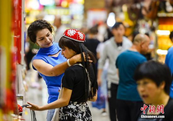 Tourits visit Urumqi, Northwest China's Xinjiang Uygur autonomous region on July 8, 2019. (Photo/China News Service)