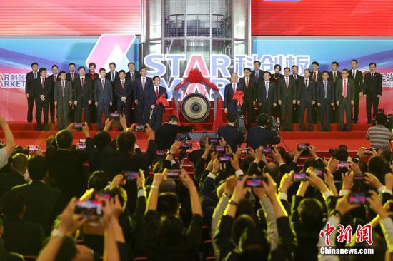 A listing ceremony for the first batch of companies on the STAR Market is held in the Shanghai Stock Exchange (SSE) on Monday. (Photo/China News Service)