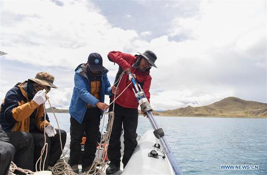 Chinese scientists launch survey on depth of major lake in Tibet 