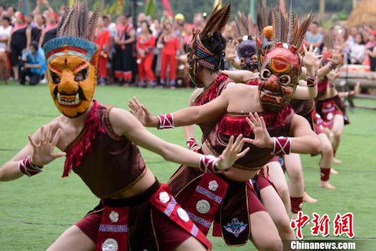 The Tujia people perform Baishou Dance. (Photo / China News Service)