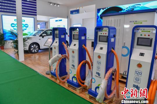 EV charging piles were displayed at an expo. (File photo/China News Service)