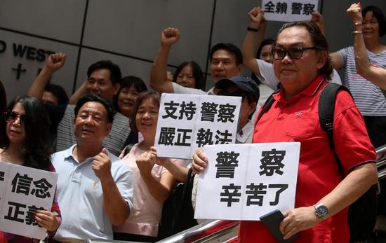 Hong Kong residents stage a rally on July 29, 2019 to show their gratitude towards the police for enforcing law and maintaining order of the city. (PHOTO / CHINA DAILY)