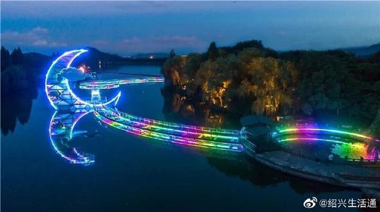 The first glass walkway on water. (Photo/Weibo)