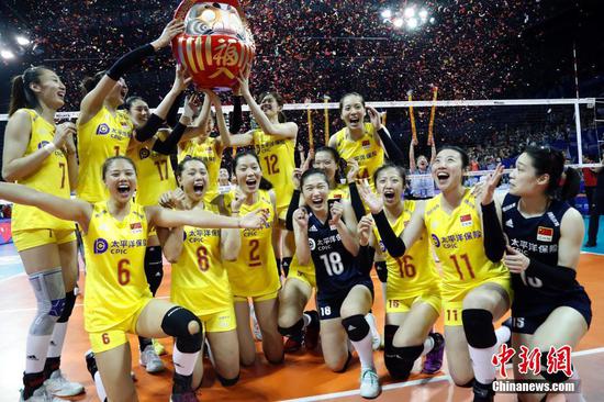 The Chinese women's volleyball team routed Turkey 3-0 in an FIVB Tokyo Volleyball Qualification match on August 4. (China News Service/Tang Junyan)