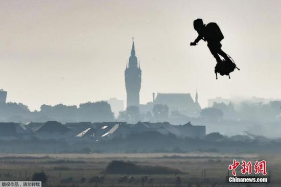 French inventor crosses English Channel on jet-powered hoverboard