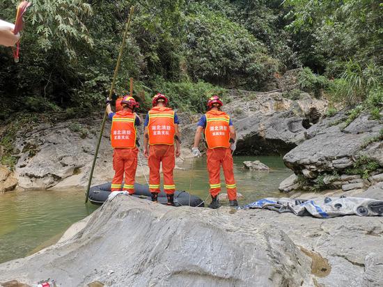 Rescuers search for the missing in Hefeng County of central China's Hubei Province, Aug. 5, 2019. (Xinhua/Tan Yuanbin)