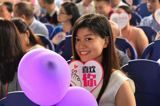 A young woman joins thousands of other singles at a dating event in Dongguan, Guangdong province.[Photo provided to China Daily]