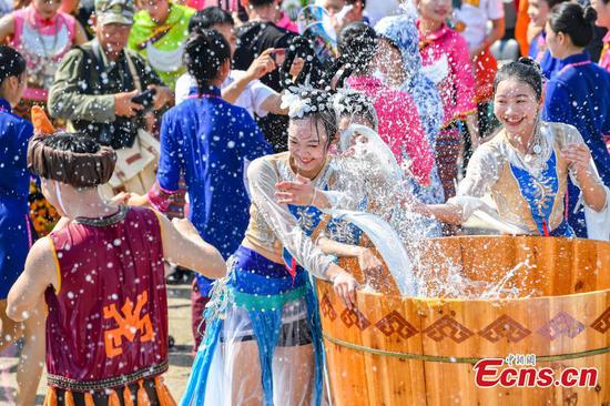 Qixi Festival celebrated with splashing water in Baoting