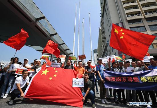 Hong Kong residents gather to express reverence to Chinese national emblem, flag