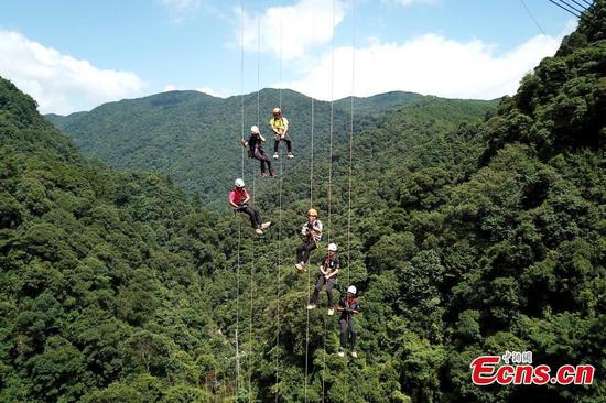 Abseiling from 200-m tall glass bridge in Fujian