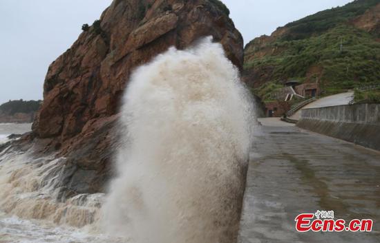 Typhoon Lekima causes high waves in Taizhou