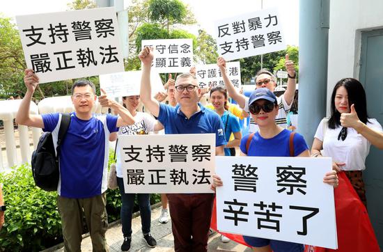 People visit Central Police Station to express their support for the police force in Hong Kong, south China, Aug. 10, 2019. (Xinhua/Wu Xiaochu)