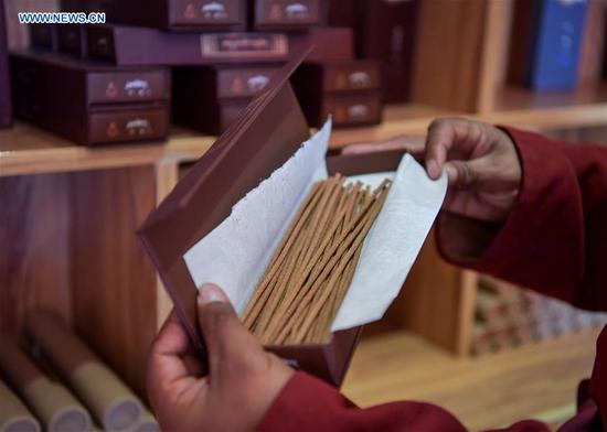 Traditional Tibetan incense making